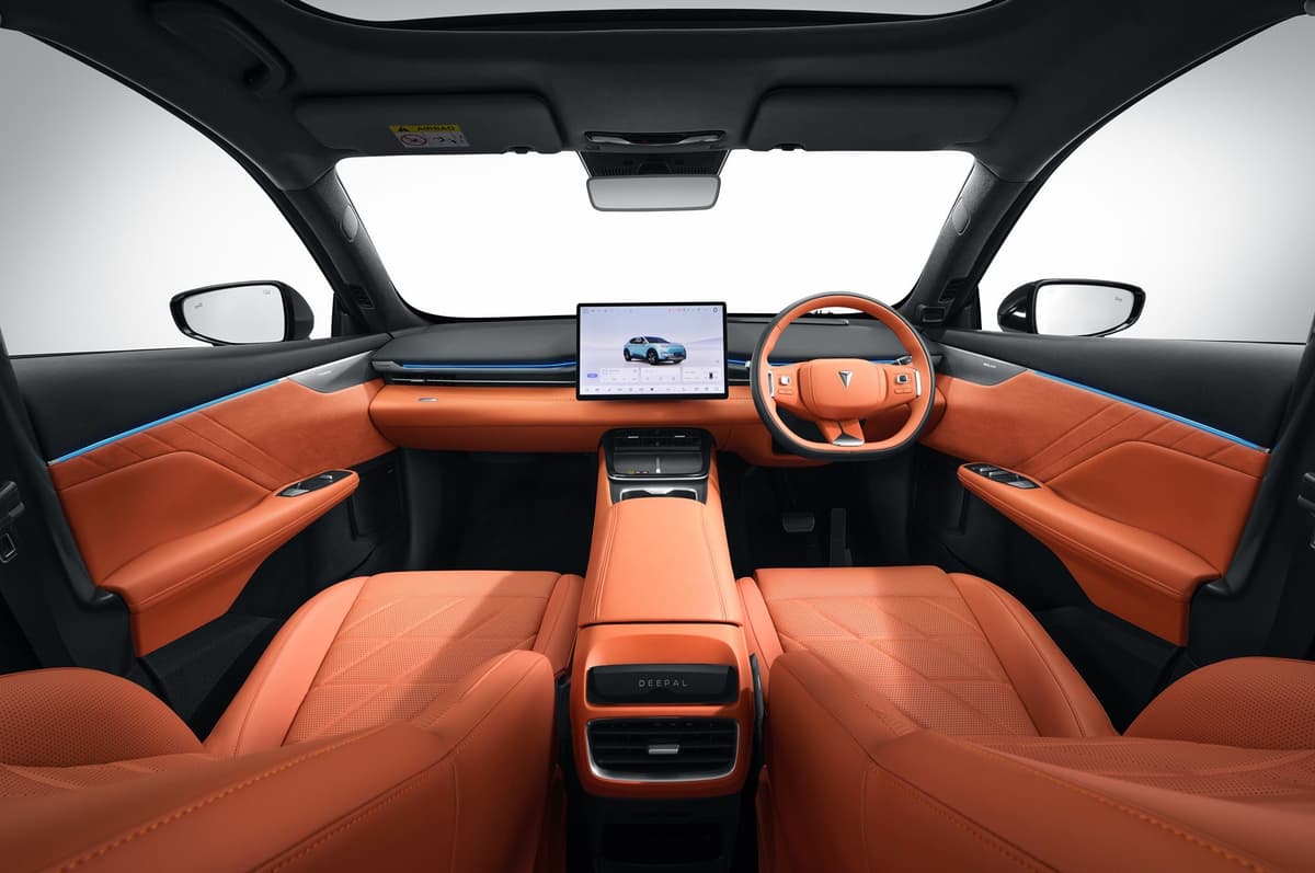 Interior con pantalla de 15.4